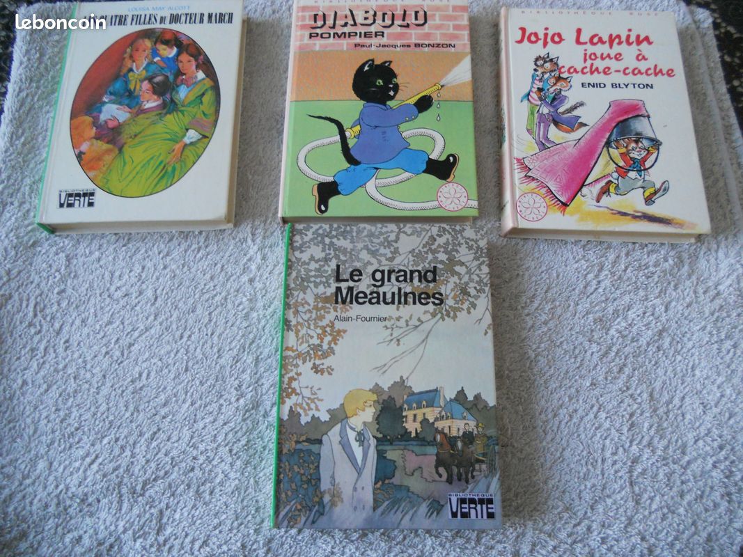 Livres collections rose et verte (image 1)