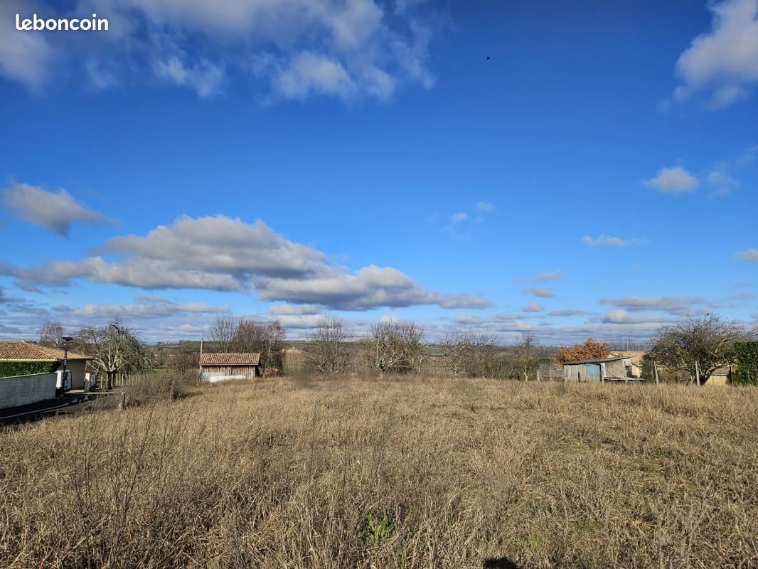 Terrain à bâtir de 500 m² à SAUJON (17) · 80 000 €