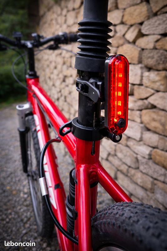 Action : Feux de vélo avant (blanc) et arrière (rouge) à 1,79