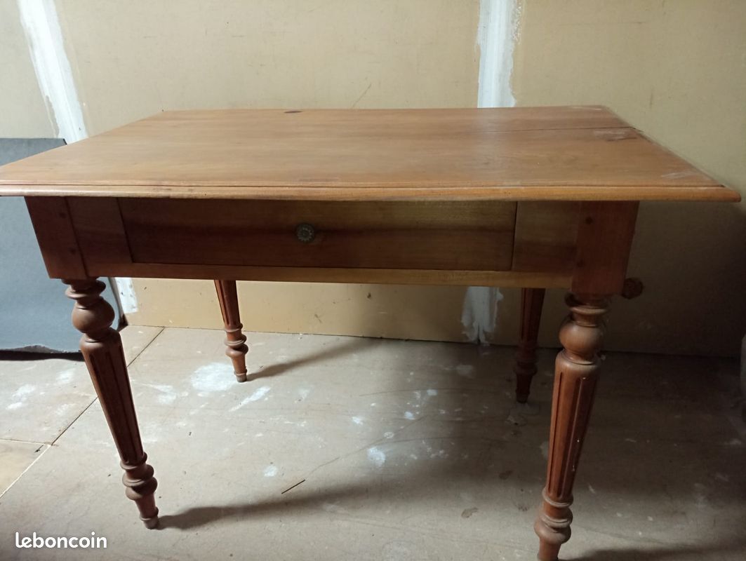 Table en bois (image 1)