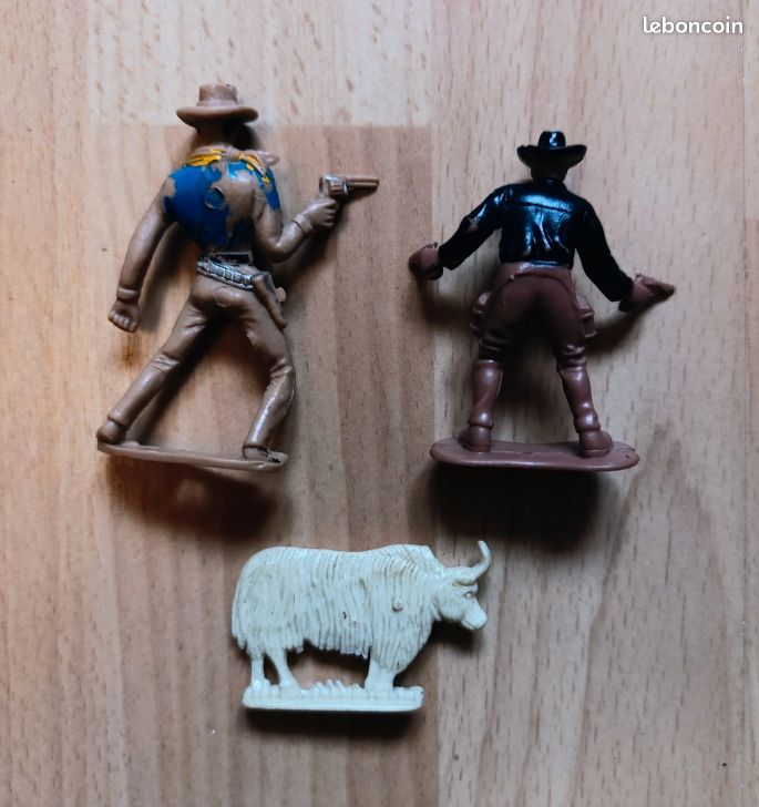 2 Chevaux En Plastique - Figurines Cow-boys Et Indiens - Occasion - Pour Collection Ou Jeu