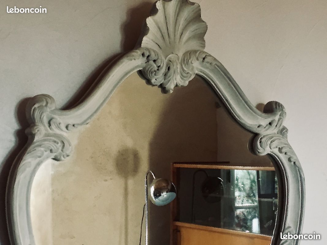 Ancien miroir orné en bois de style Shabby Chic, fronton coquille, finition blanc patiné, modèle du début de XXème siècle (image 7)