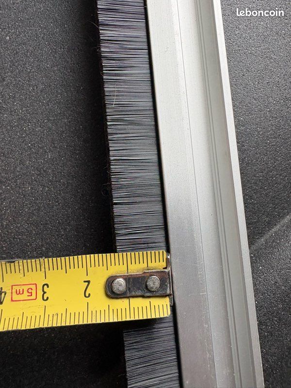 Bas de porte avec brosse d’étanchéité anti-courant d’air neuf (image 4)