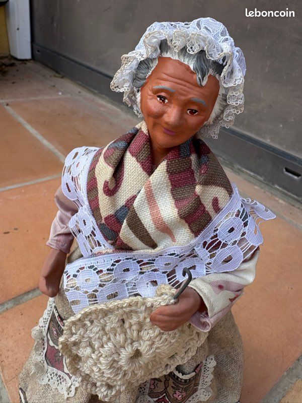 Grand Santon de Provence femme au Crochet Terre Cuite (image 5)