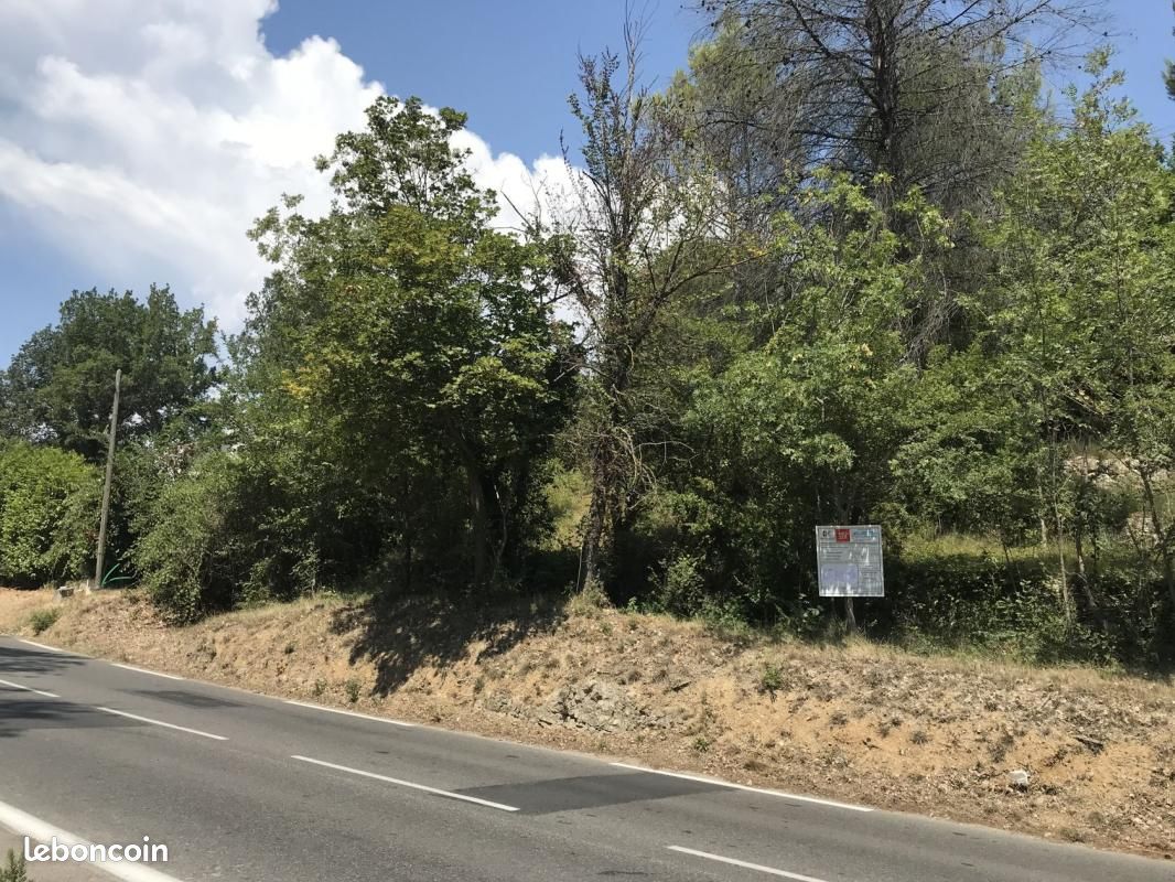 Terrain 700 m² Grasse · 135 000 €