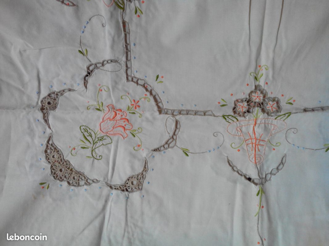 Grande nappe brodée Madagascar + 12 serviettes (image 1)