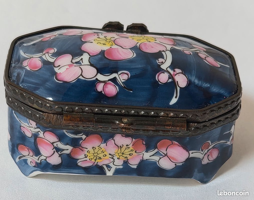 Boîte pilulier Limoges France peint à la main Signée avec décor floral vintage (image 2)