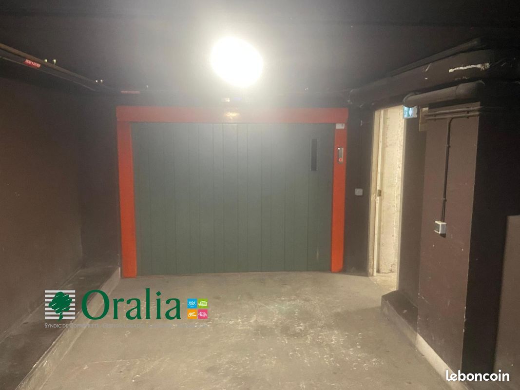 Garage / box PARIS · 200 €/mois