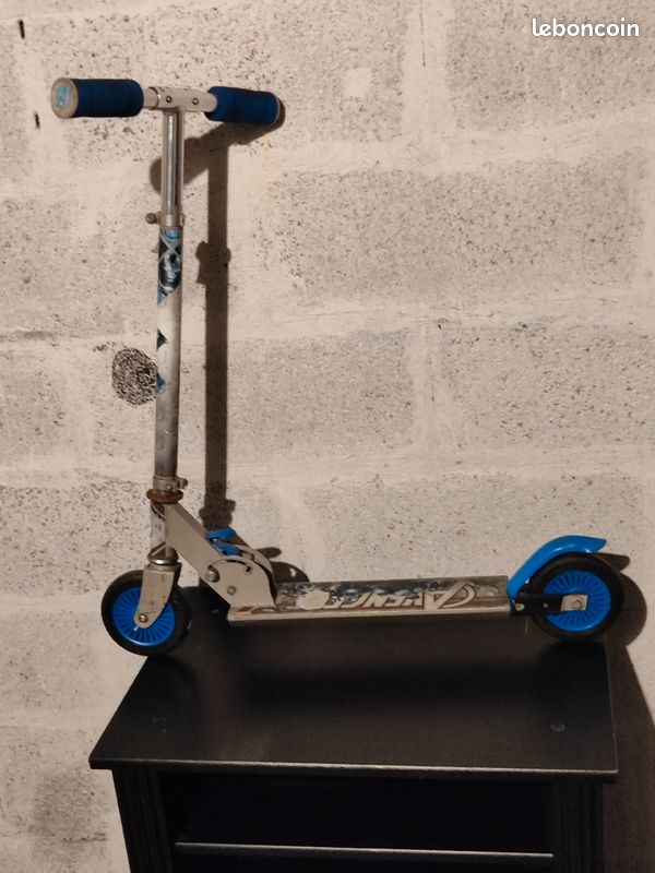 Trottinette pliable pour enfants avec frein (image 1)