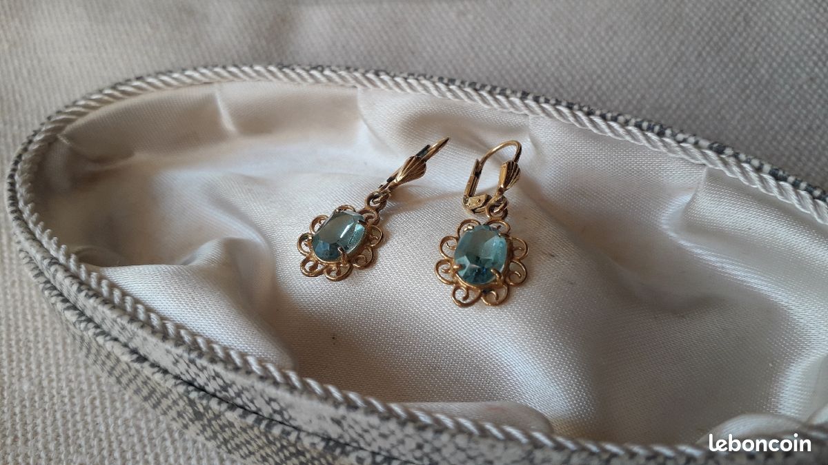 Dormeuses plaqué or et pierres bleu clair (image 3)