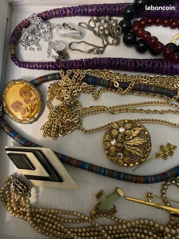 Un lot de divers bijoux en or jaune 750° cassés ou mauvais état, dont
