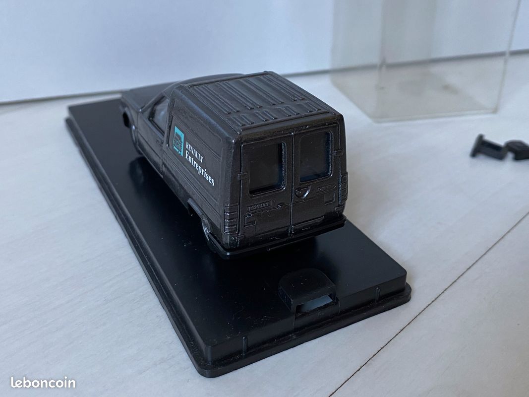 Miniature Solido 1/43 - Renault Express  Le Magazine International des Collectionneurs  Verte - Collection
