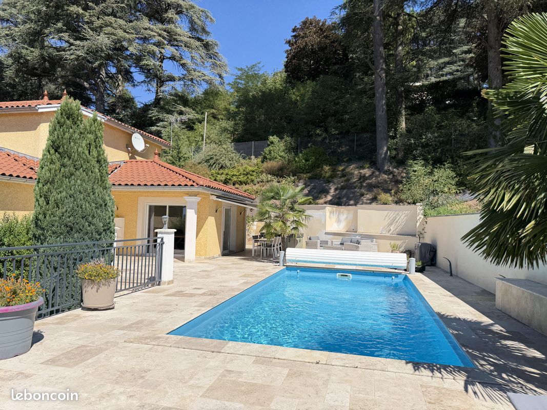 Maison 7 pièces 221 m² · à Saint-Genest-Lerpt · 221 m² · 450 000 €