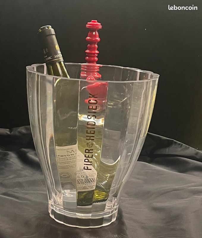 1 Blle Champagne PIPER HEIDSIECK Bouteille habillée de rouge et noir sur le thème 1 Blle Champagne PIPER HEIDSIECK Bouteille habillée de rouge et noir sur le thème