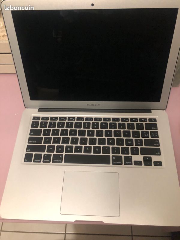 Macbook année 2017 250GO bon état très peu servi ne présente aucune rayure, tâche sur l’ecran (image 1)