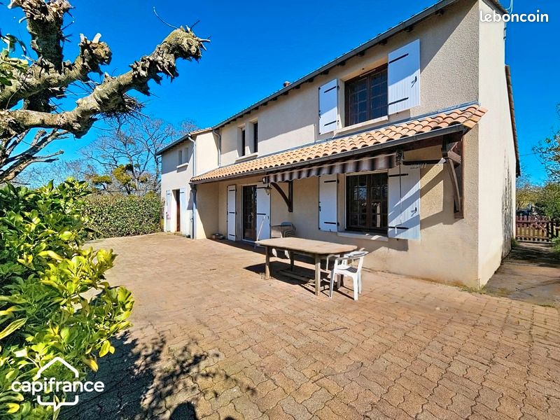 Maison 7 pièces 152 m² · à Argentonnay · 152 m² · 169 000 €