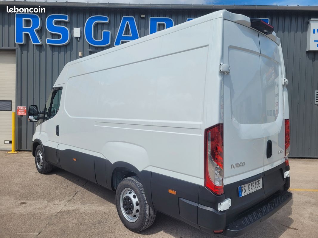 IVECO DAILY 35S18 HA8 V12 FOURGON PACK COMFORT 03 PLACES comme NEUF avec BOITE AUTO + MOTEUR 3 LITRES + CAMÉRA + RADARS + PORTES 270 DEGRÉS + SIEGE SUSPENDU + PHARES FULL LED ( Prix Vente 43 990 HT ) (image 10)