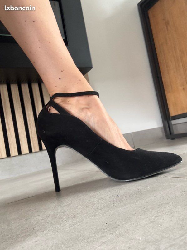 Escarpin noir en suédine avec bride et dessous pailleté Chaussures
