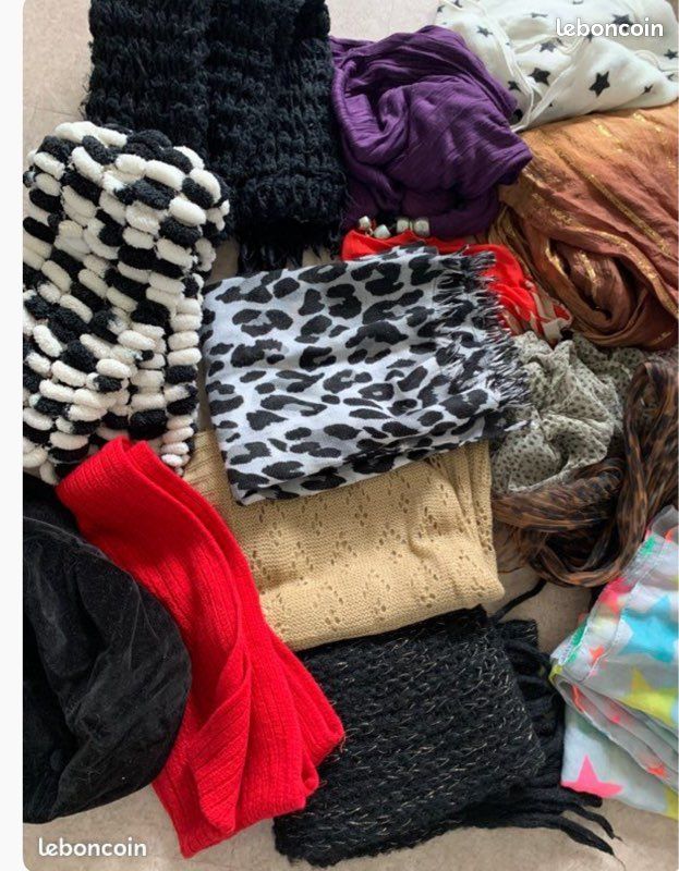 Lot D'écharpes Et Foulards Multicolores - Pour Femme, Occasion En Très Bon état (TBE)