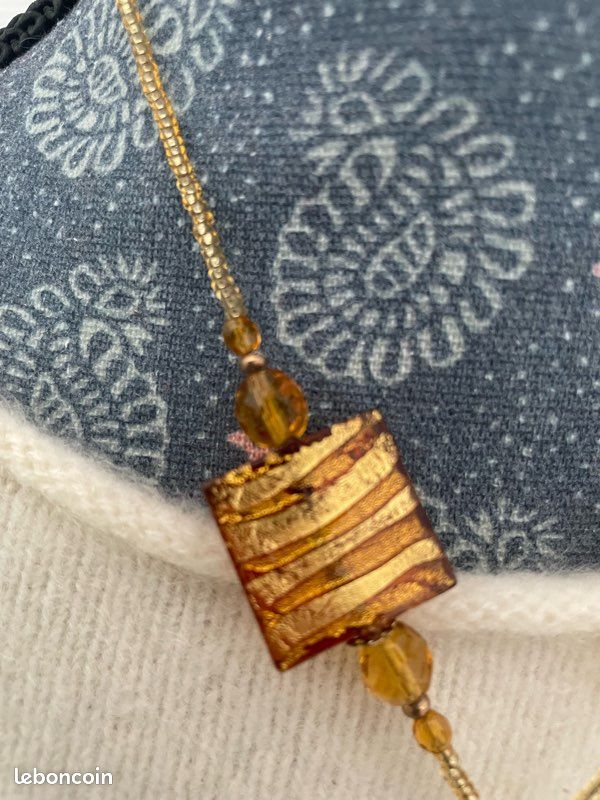 Collier perles et carres ambrés (image 3)