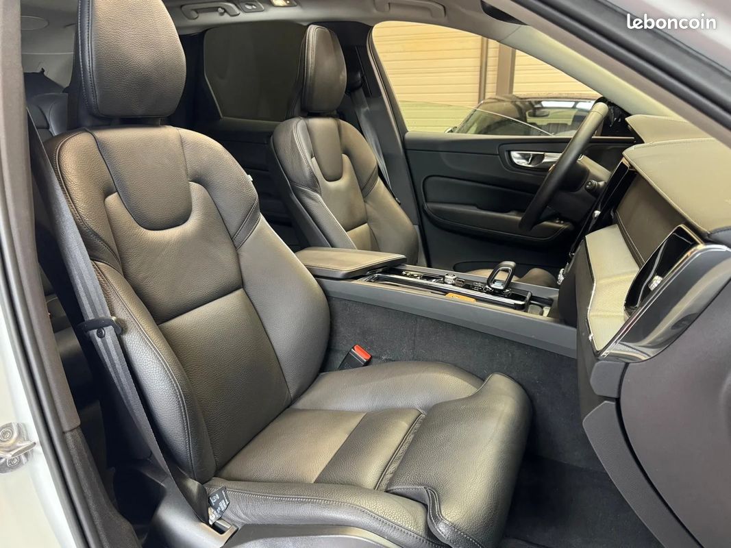 VOLVO XC60 T6 Recharge AWD 253 ch + 145 ch Geartronic 8 Ultimate Style Dark - 1ère main - Toit ouvrant - Sièges chauffants - Caméra 360 (image 12)