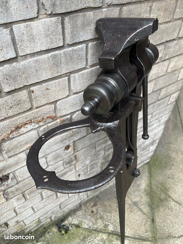 Étau De Forgeron Ancien Sur Pied - France - Mâchoire 6,5" - Outil Professionnel Robuste