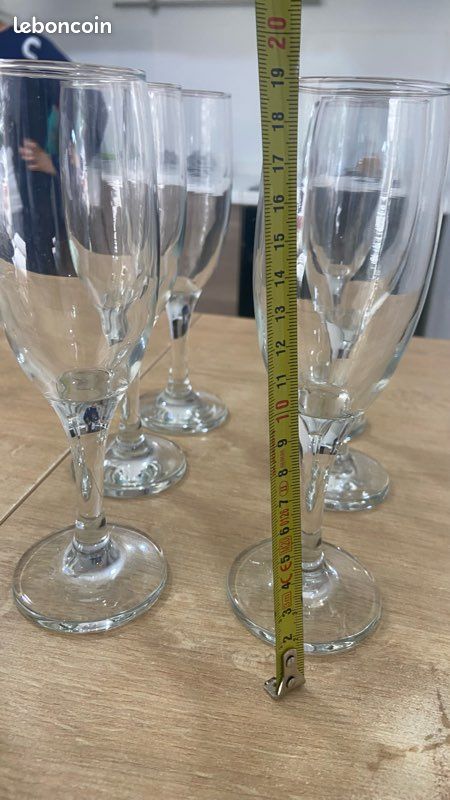 Utils de cuisine- Lot de verrerie vintage - Environ 50 pièces - Verres, coupes à glace, carafe - Bon état (image 7)