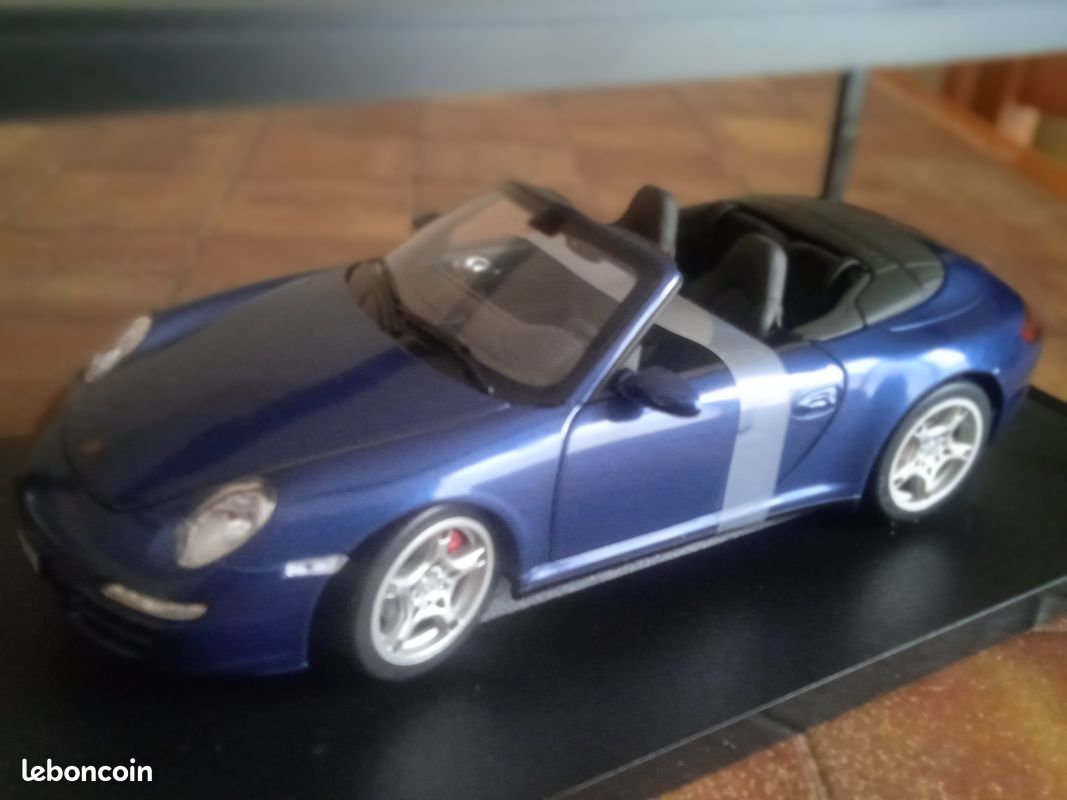 Porsche 911 Carrera 4 Coupé Type 964 1990 Bleu foncé métallisé 1/18 Norev 187324
