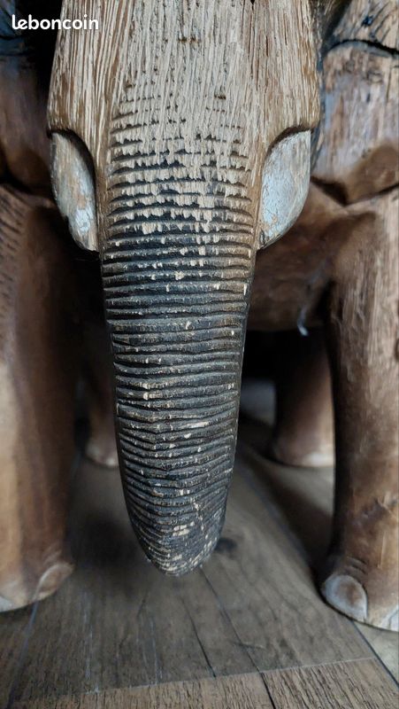 Table d'appoint vintage en osier naturel avec éléphant En vente sur
