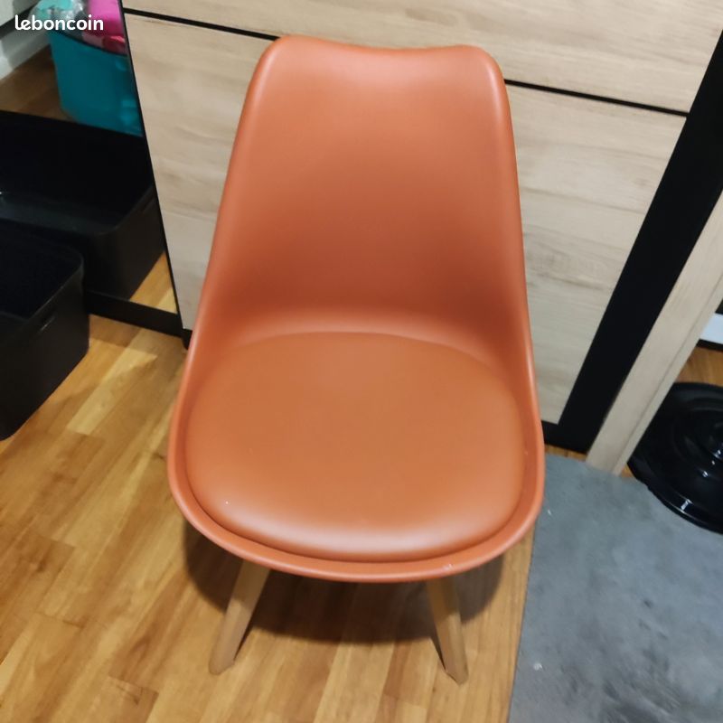 2 chaises blanches (image 1)