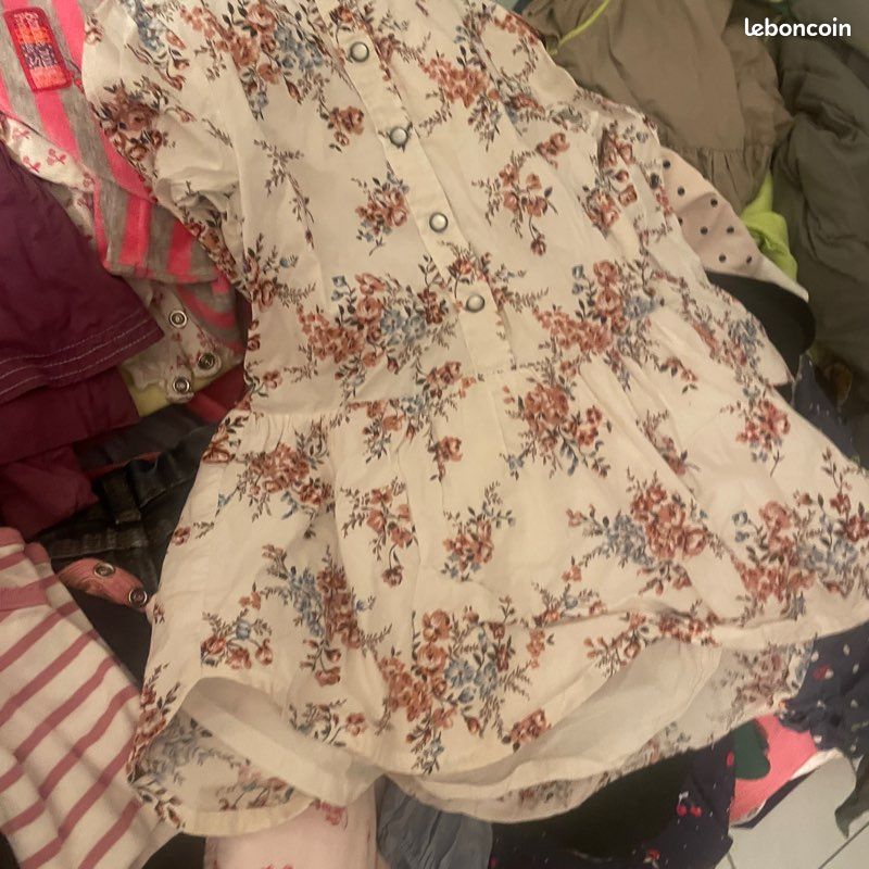 Je vends les deux sacs, 15  les vêtements de bébé fille de l’âge, trois mois jusqu’à 18 mois (image 1)