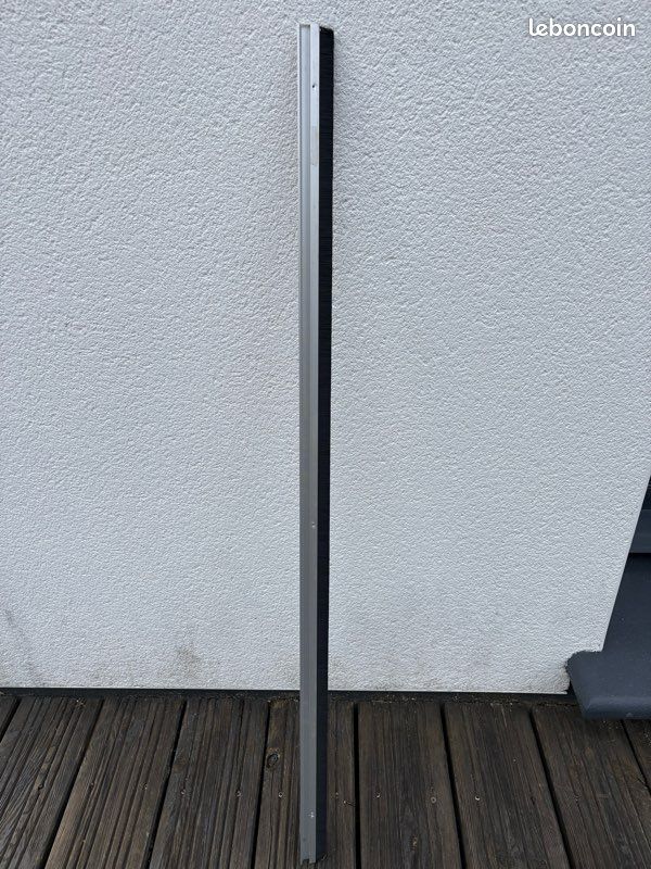 Bas de porte avec brosse d’étanchéité anti-courant d’air neuf (image 1)