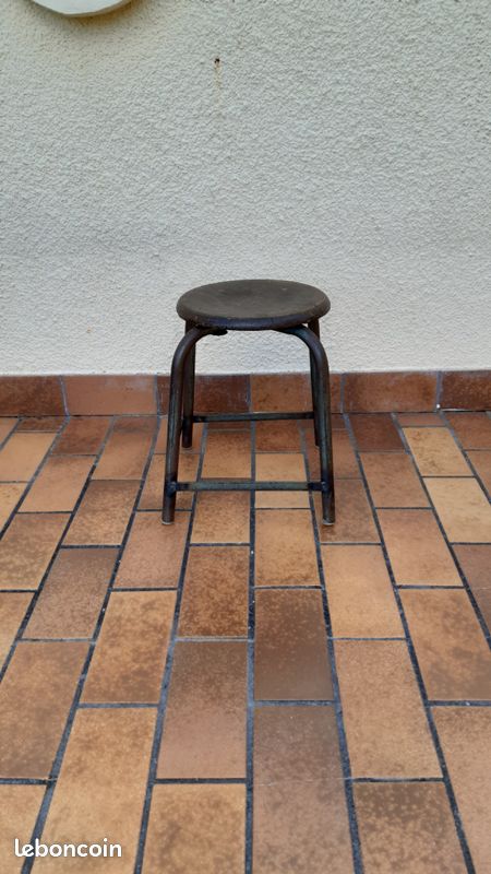 Tabouret industriel (image 1)