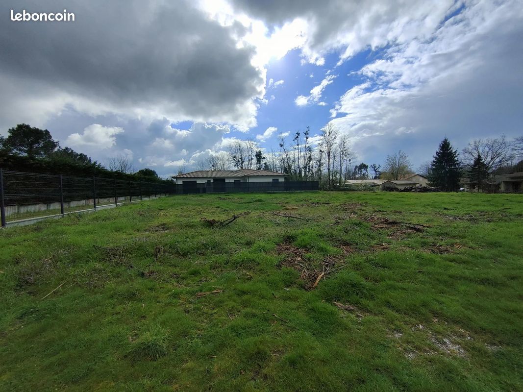 Terrain 700 m² · à Saucats · 700 m² · 220 000 €