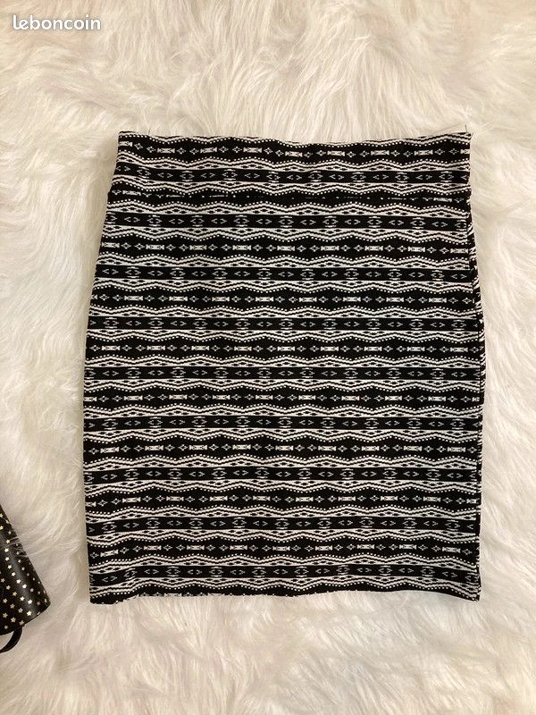 Jupe noire et blanche Stradivarius style rock – Taille M / 38 (image 4)