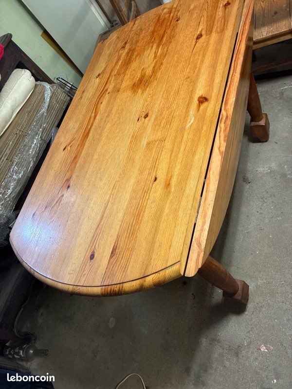 Table en pin avec deux chaises (image 2)