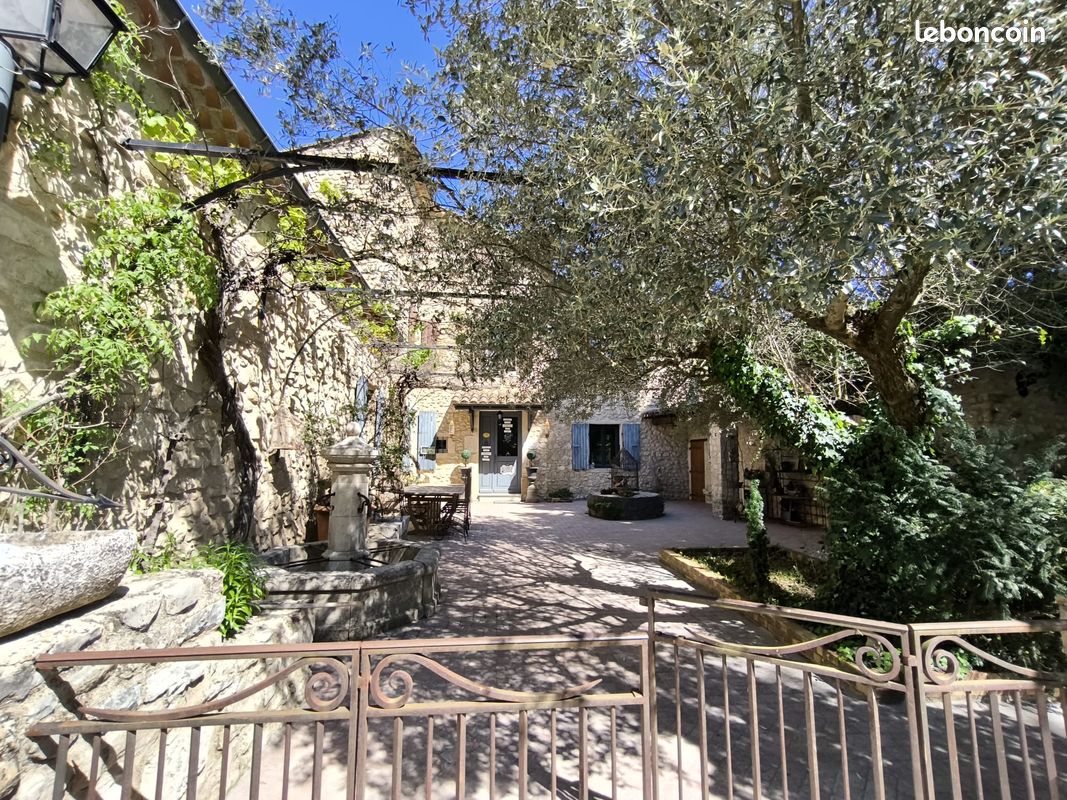 Maison 12 pièces 585 m² · à Mirmande · 585 m² · 950 000 €