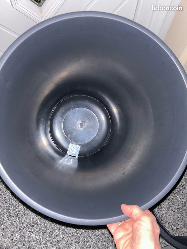 Une poubelle ronde de 50 litres (image 5)