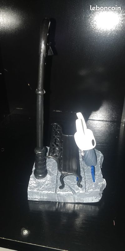 HOLLOW KNIGHT sur un banc + Lampe ¤ Construction 345 Pcs ¤ Building Blocks ¤ NEUF HOLLOW KNIGHT sur un banc + Lampe ¤ Construction 345 Pcs ¤ Building Blocks ¤ NEUF