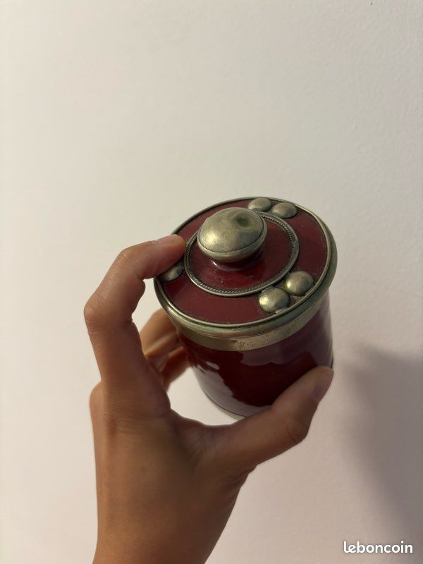 Petit pot vintage en métal et émail rouge – ancien pot à épices (image 2)