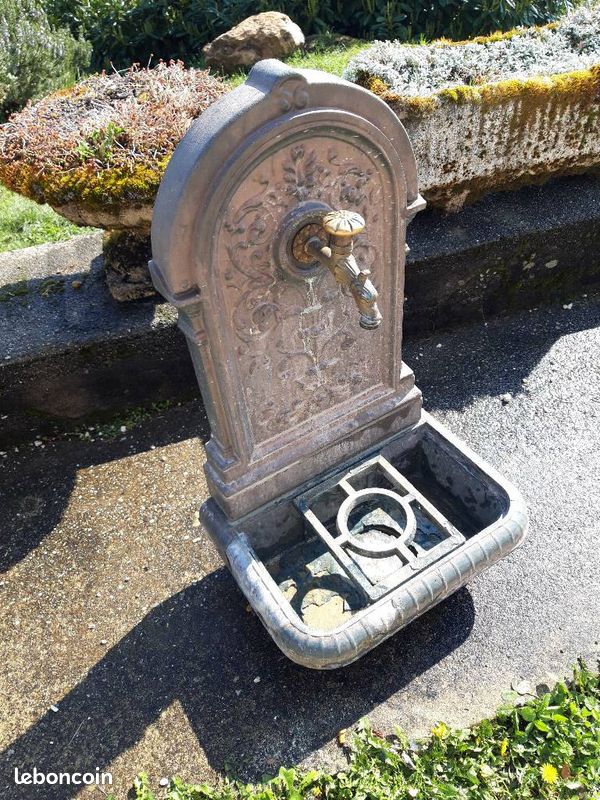 Relaxdays Fontaine extérieure pour le jardin ou la terrasse, robinet doré, H x L x P : 87 x 20 x 24 cm, marron
