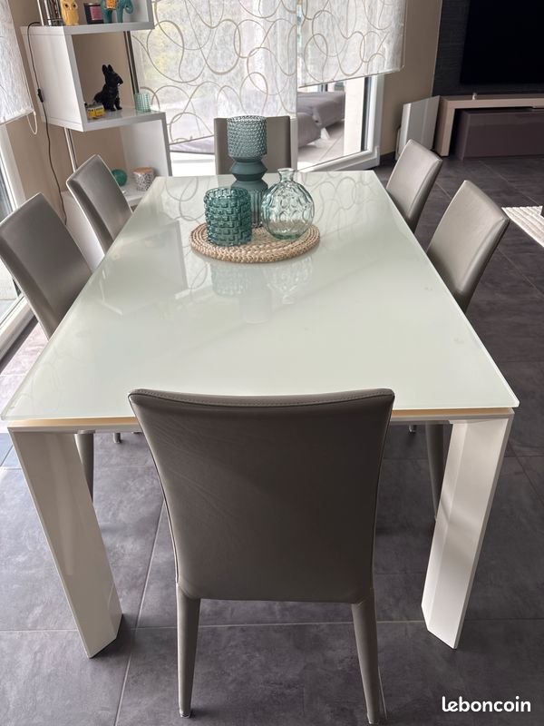 Table salle à manger avec chaises (image 1)