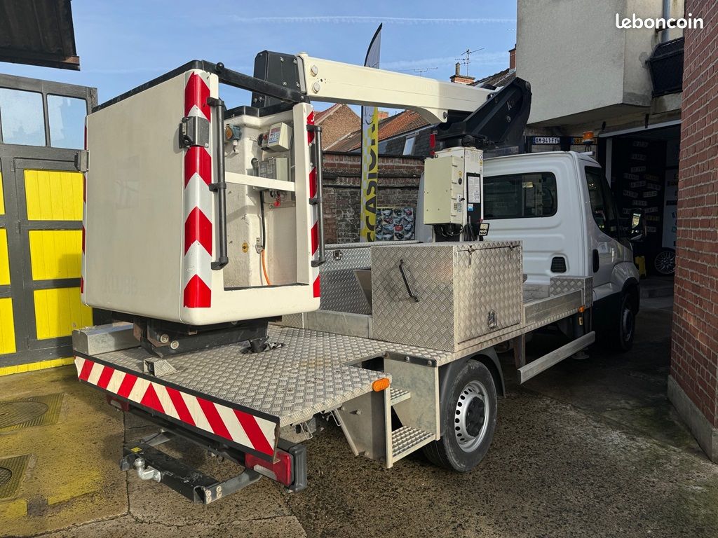 IVECO DAILY 35S14 – NACELLE KLUBB 11 m – 2018 – 1ère main TVA récupérable (image 4)