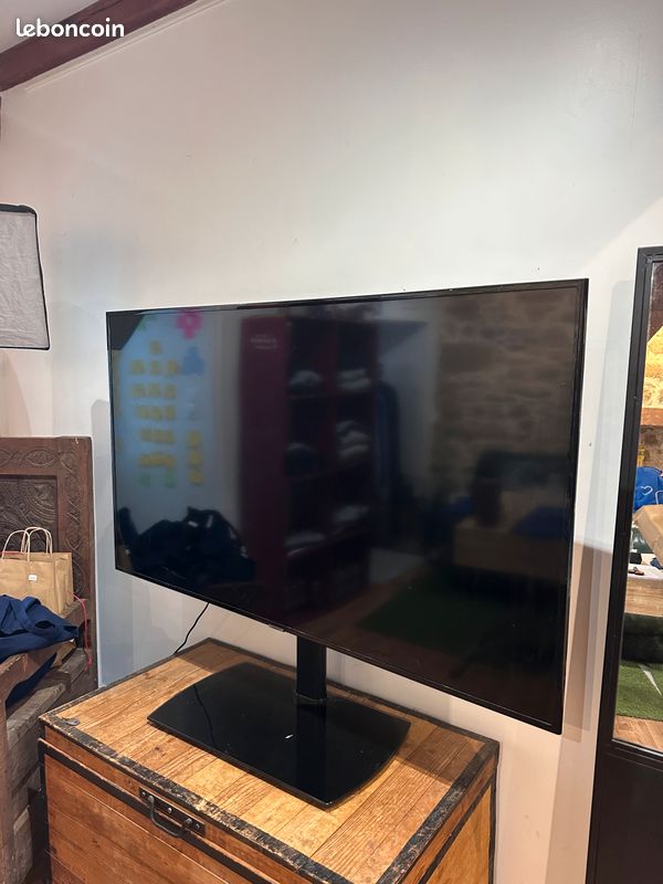 Télévision Samsung 4K 140cm (image 1)