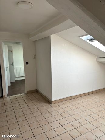 Appartement 5 eme étage sans ascenseur non meublé — 1