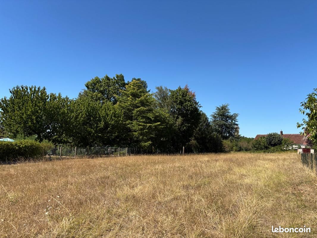 Terrain 1823 m² · à Genillé · 56 500 €