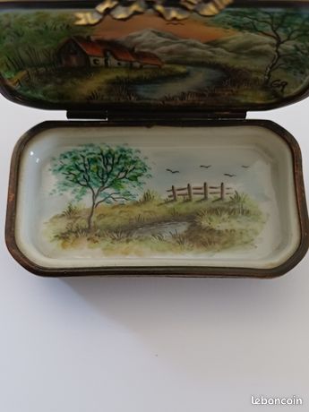 A Lovely Vintage French Limoges Porcelain Trinket Box / Pill - UK