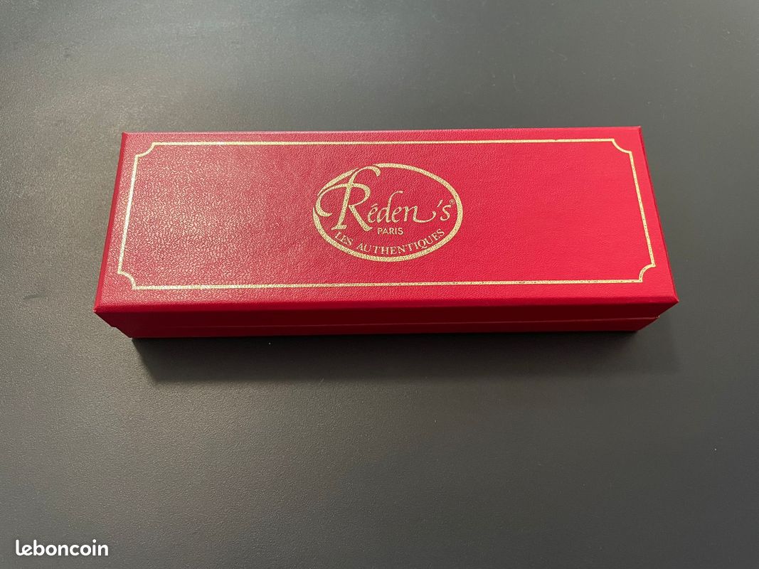 Boire De La Marmite Rouge Avec De La Canne à Bonbons Et Du Pain D'épice De Noël Sur Fond Enneigé