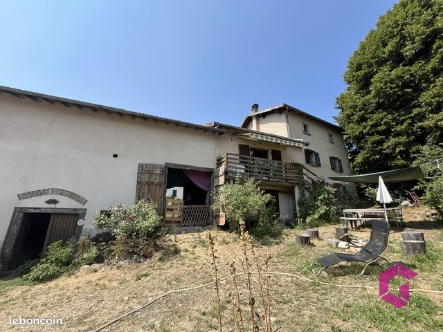 Maison 8 pièces 179 m² · à Vertolaye · 179 m² · 139 750 €