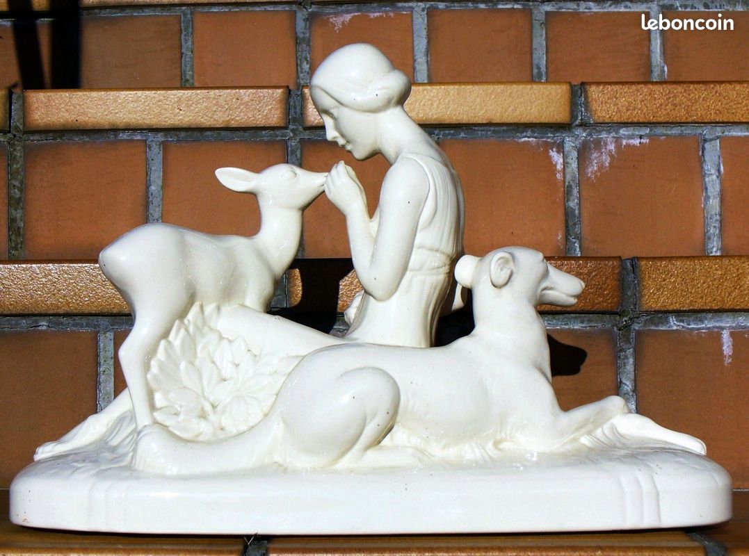 Statuette ART DECO "jeune femme au faon et au levrier" (image 1)